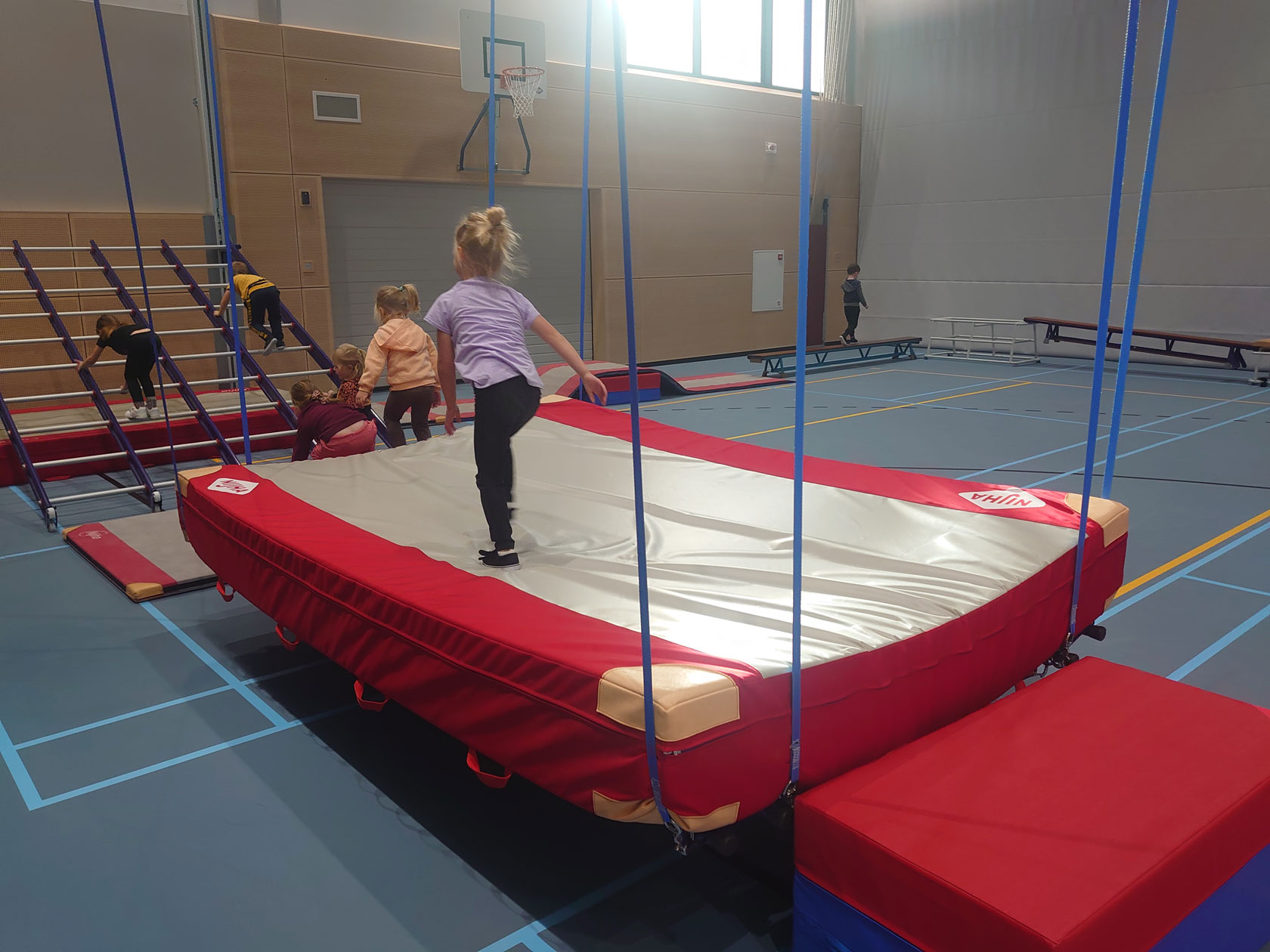 Kinderen tijdens een gymles van De Tuimelaars in Zeeland