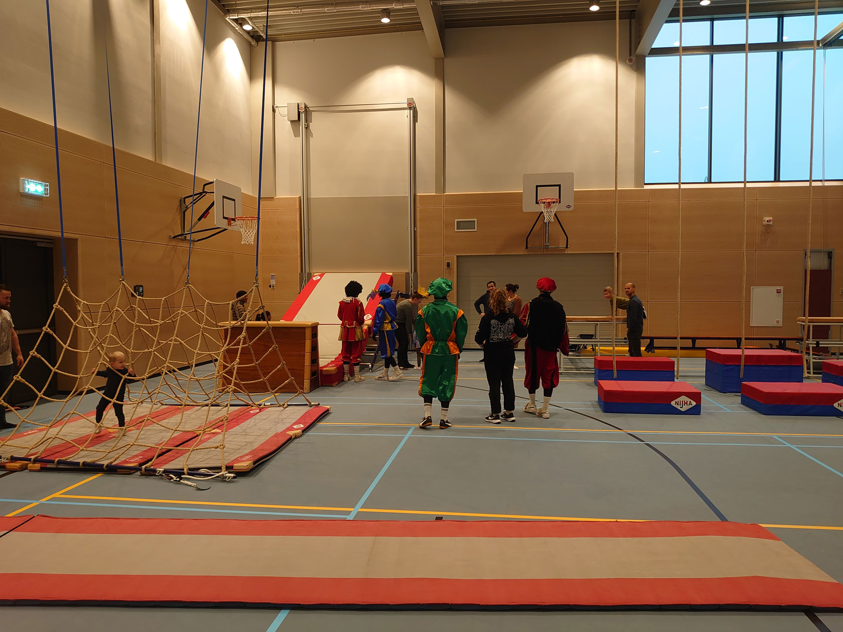 Peuters en ouders tijdens ouder-kind gym in Dorpshuis Zeeland