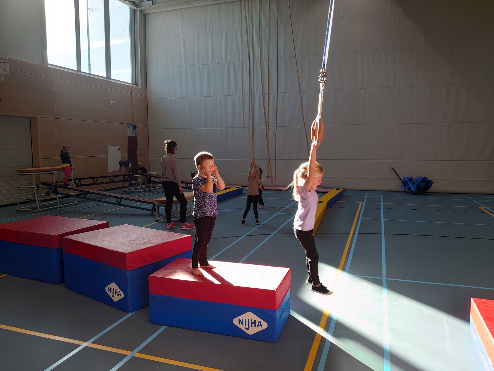 Sportieve les met toestellen en spelvormen bij De Tuimelaars